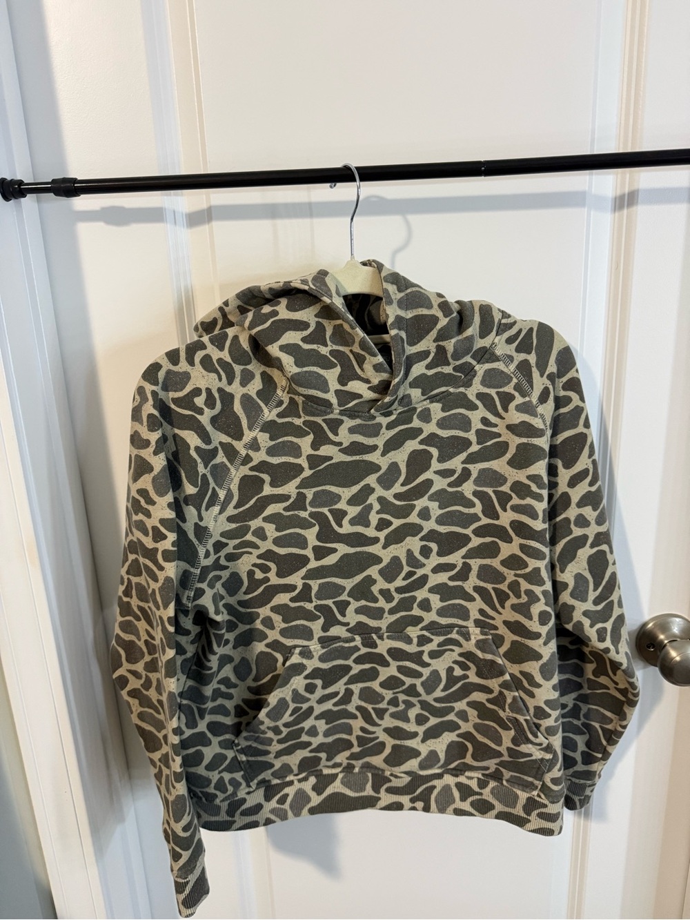 Youth boys Burlebo Hooded Camo-Pattern Pullover Sweater - Olive/Beige